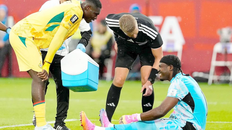 Musste in der Halbzeit ausgewechselt werden: Ghanas Torwart Lawrence Ati-Zigi. Foto: Frank Gunn