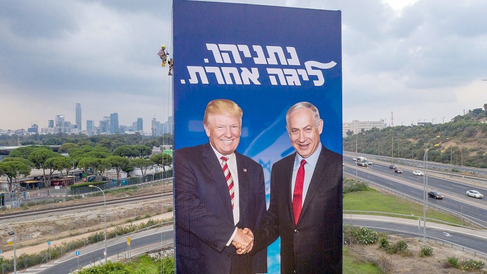 Wahlkampfplakat der rechtskonservativen Likud-Partei aus dem Jahre 2019, das den Ministerpräsidenten Benjamin Netanjahu (r) und US-Präsident Donald Trump zeigt. (Archivbild) Foto: Oded Balilty/AP/dpa