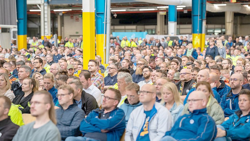 Blick in Betriebsversammlung: Werksleitung und Betriebsrat sehen VW Emden auf Kurs. Foto: Volkswagen AG