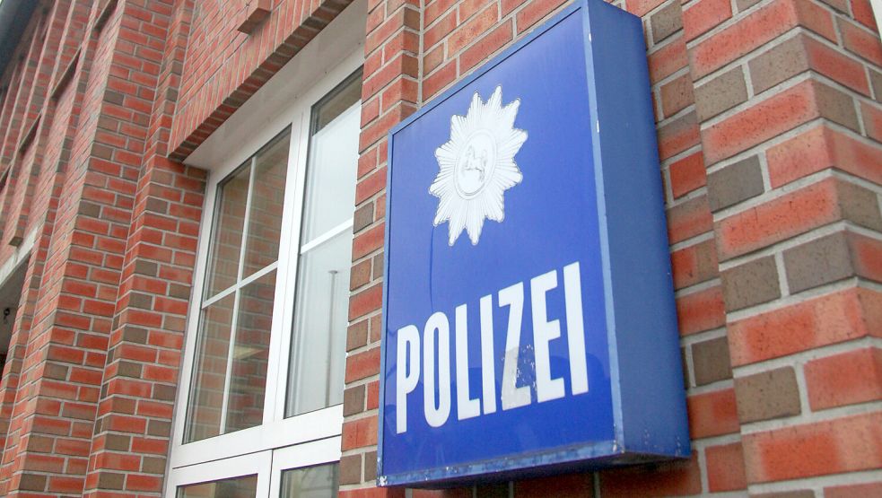 Schild vor der Polizeiinspektion in Aurich. Foto: Romuald Banik