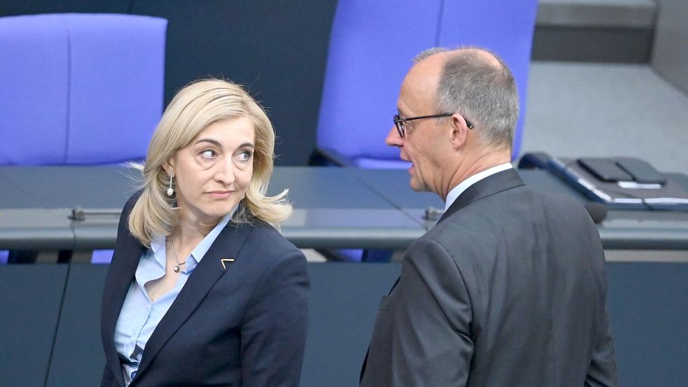 Ministerin Nina Warken hat das Sparziel für 2027 noch erhöht. (Archivbild) Foto: Elisa Schu