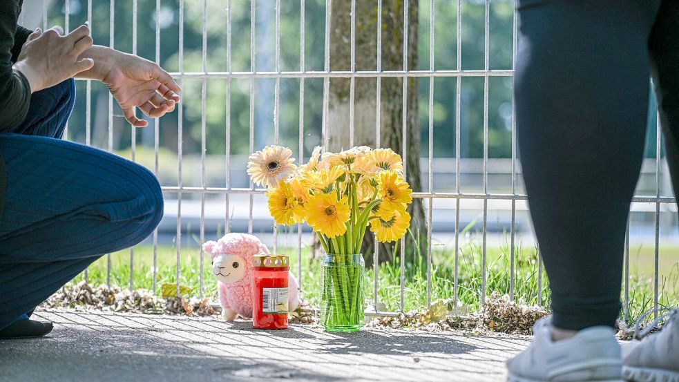 Die Polizei ermittelt wegen des toten Kindes. Foto: Jason Tschepljakow/dpa