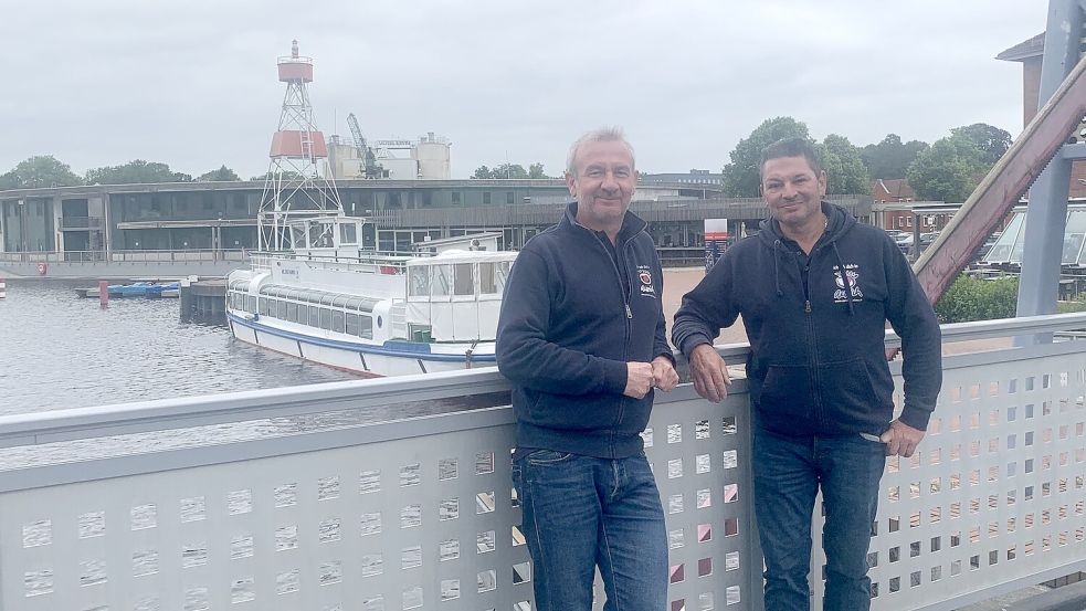 Marco Bordasch vom Verkehrsverein und Hafenmeister Marc Janssen vor einem der Wahrzeichen des Hafens, dem Ausflugsschiff MS Stadt Aurich. Foto: Lana Ulferts