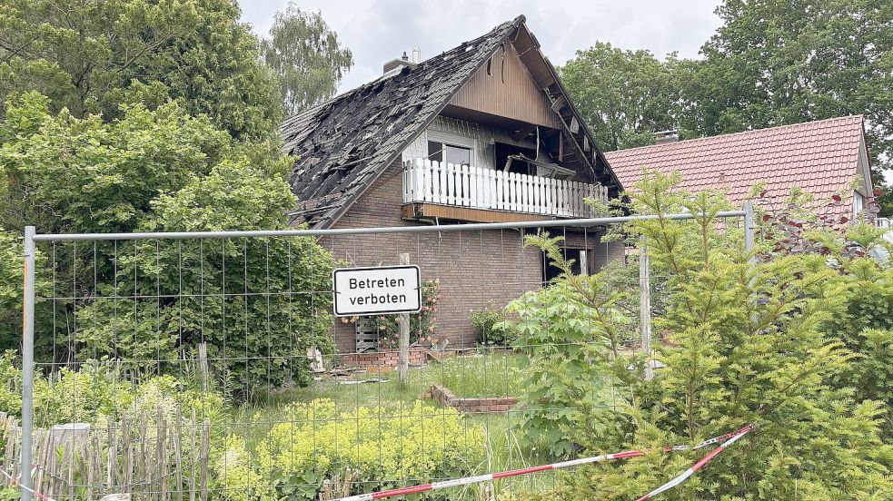 Nach dem tödlichen Brand in Aurich ist das Grundstück mit Bauzäunen abgesperrt. Foto: Lasse Paulsen