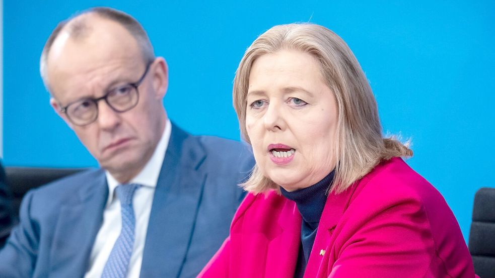 Kanzler Merz und Arbeitsministerin Bas bekommen am Dienstag den Rentenbericht. Foto: Michael Kappeler/dpa