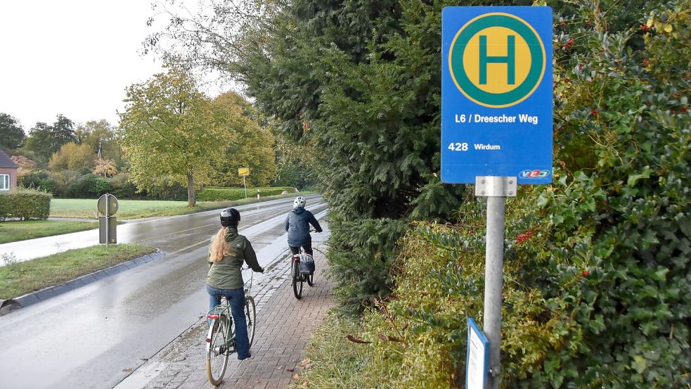 Die alte Haltestelle Dreescher Weg an der Landesstraße 26 in Upgant-Schott wird verlegt und durch eine neue ersetzt. Foto: Thomas Dirks