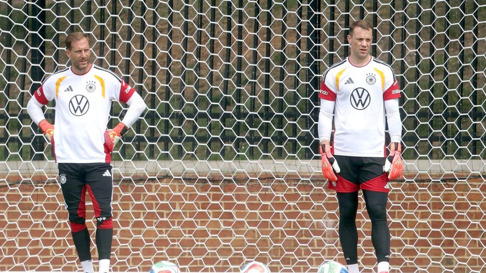 Oliver Baumann (l.) musste für Neuer (r.) den Platz im DFB-Tor wieder räumen. Foto: Jan Woitas/dpa