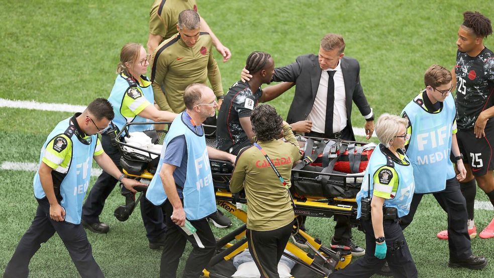 Ismael Koné hat sich beim 6:0-Sieg von Kanada gegen Katar schwer verletzt. Foto: Kaleb Tatum/AP/dpa