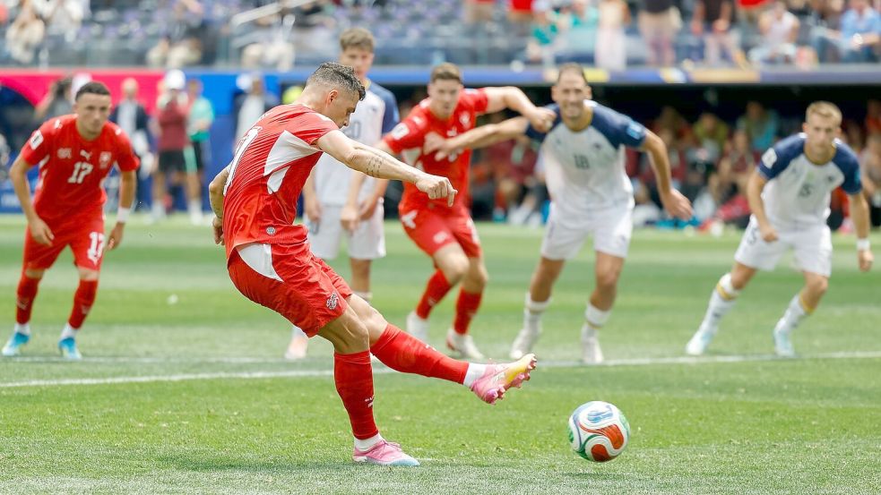 Sorgte vom Punkt für den Endstand: Granit Xhaka. Foto: Peter Klaunzer
