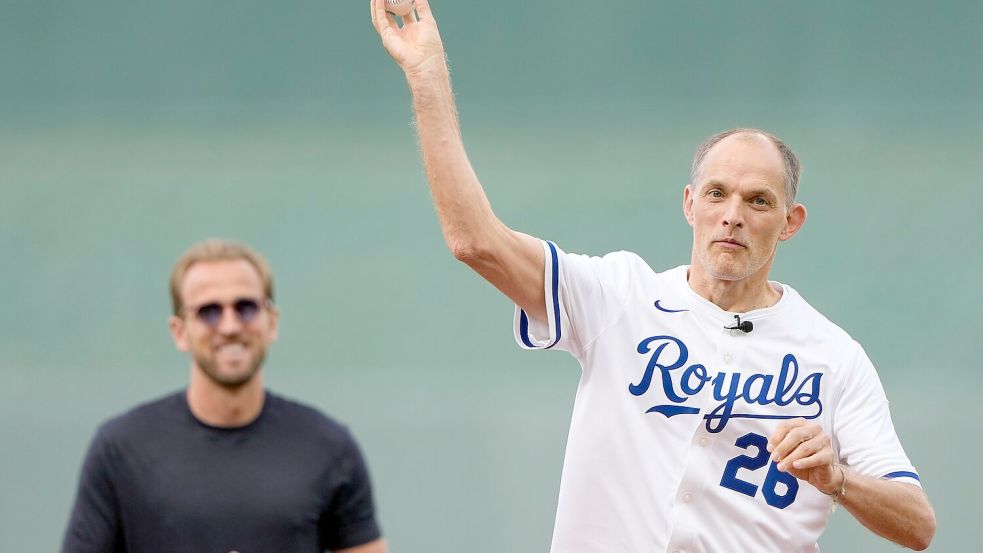 Englands Nationaltrainer Thomas Tuchel versuchte sich beim Baseball. Foto: Charlie Riedel