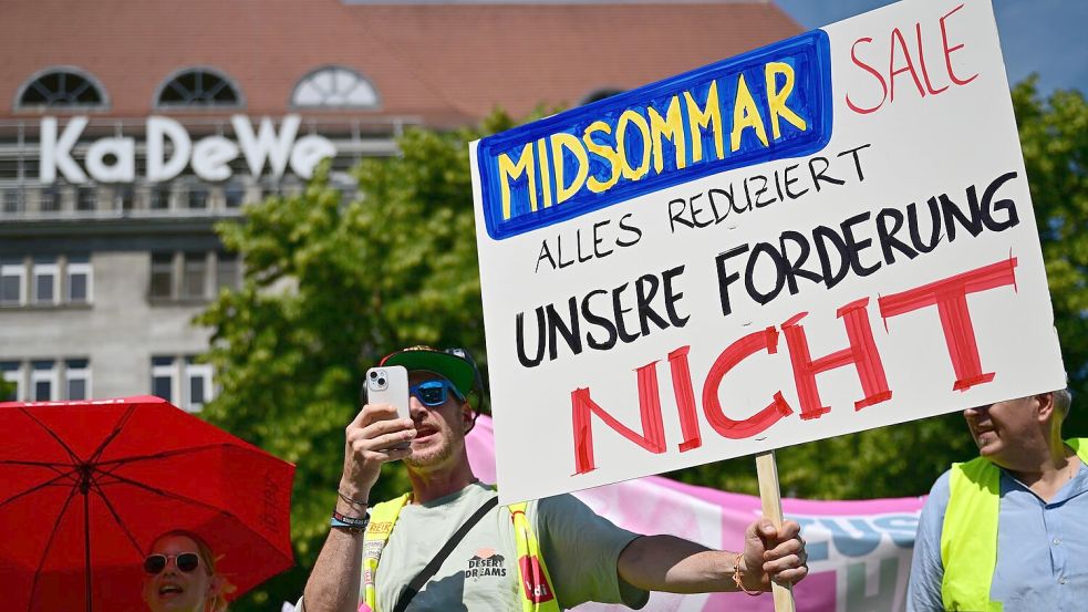 Handelsbeschäftigte streikten am Freitag in Berlin für höhere Löhne. Foto: Sebastian Christoph Gollnow