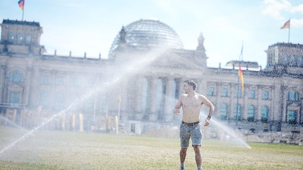 Coole Orte hat Deutschland viele, nicht nur unter dem Rasensprenger am Reichstag. Foto: Kay Nietfeld/dpa