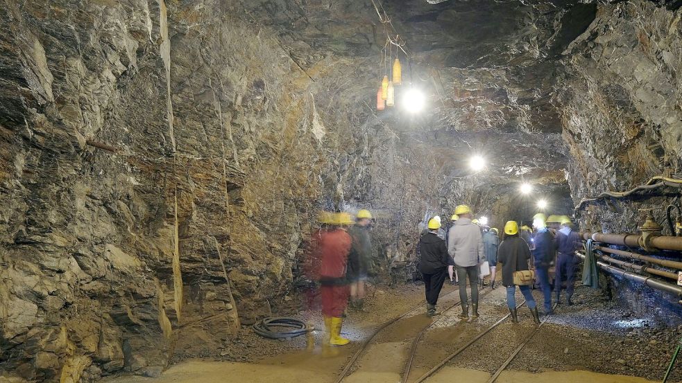 In den Stollen unter dem Erzgebirge gibt es kühle 8 Grad Celsius. (Archivbild) Foto: Sebastian Willnow/dpa-Zentralbil