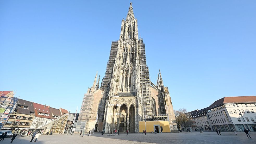Im Ulmer Münster wird es der Pfarrerin zufolge „nie wärmer als 18 Grad Celsius“. (Archivbild) Foto: Bernd Weißbrod