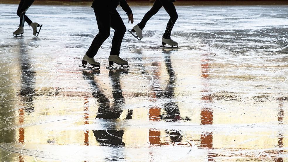 Wenn es mal nicht das süße Eis zum Schlecken sein soll, hilft Schlittschuhfahren zur Abkühlung. (Archivbild) Foto: Swen Pförtner/dpa