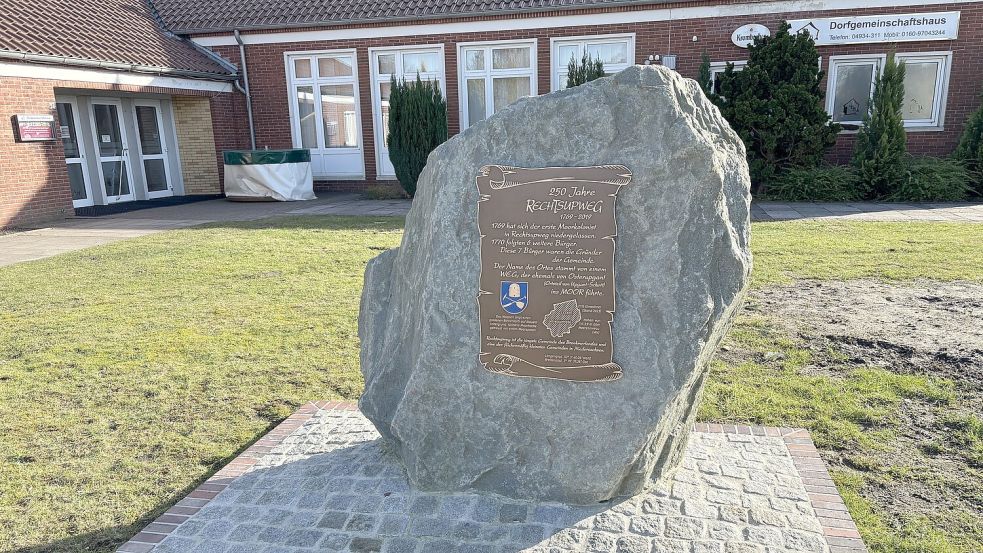 Dieser Findling vor dem Dorfgemeinschaftshaus erinnert an das 250-jährige Jubiläum des Ortes Rechtsupweg. Foto: Thomas Dirks