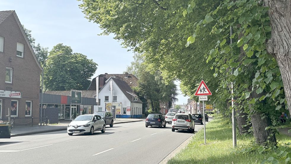 Wer auf der Esenser Straße in Richtung Innenstadt fährt, wird kurz vor der Ampel auf die Nähe der Realschule hingewiesen. Foto: Mieke Matthes