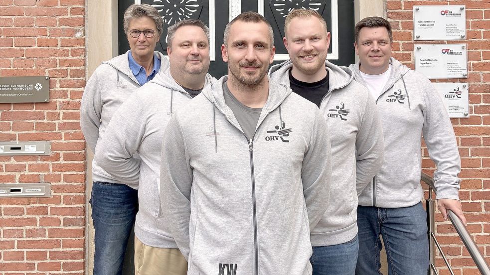 Das Team hinter der OHV-Mannschaft: Vorsitzende Insa Schubert (von links), Co-Trainer Eric Hettmann, Trainer Kevin Wendlandt, Co-Trainer Wilke de Buhr und Andreas Meinke als Geschäftsführer der HMO GmbH. Foto: privat