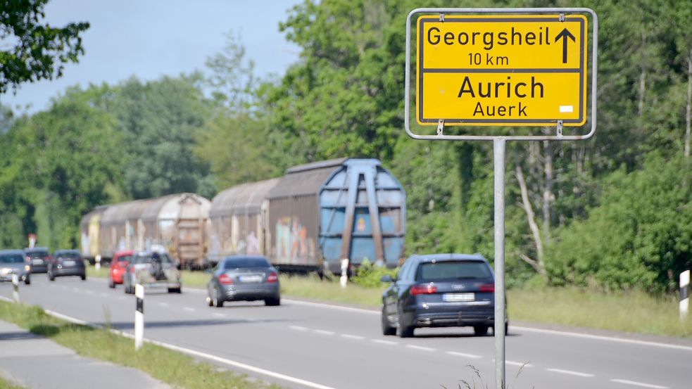 In der Stadt Aurich gibt es Unterstützung für den Ausbau der Bahnstrecke, auf der bislang nur Güterzüge fahren – oder wie hier im Bereich Extum/Walle abgestellt werden. Foto: Aiko Recke