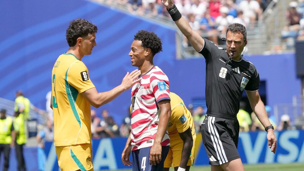 Referee Zwayer hatte die Partie bestens im Griff. Foto: Ted S. Warren