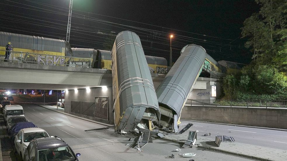 Zwei Waggons sind in München von einer Brücke gestürzt. Foto: Ehsan Monajati/dpa