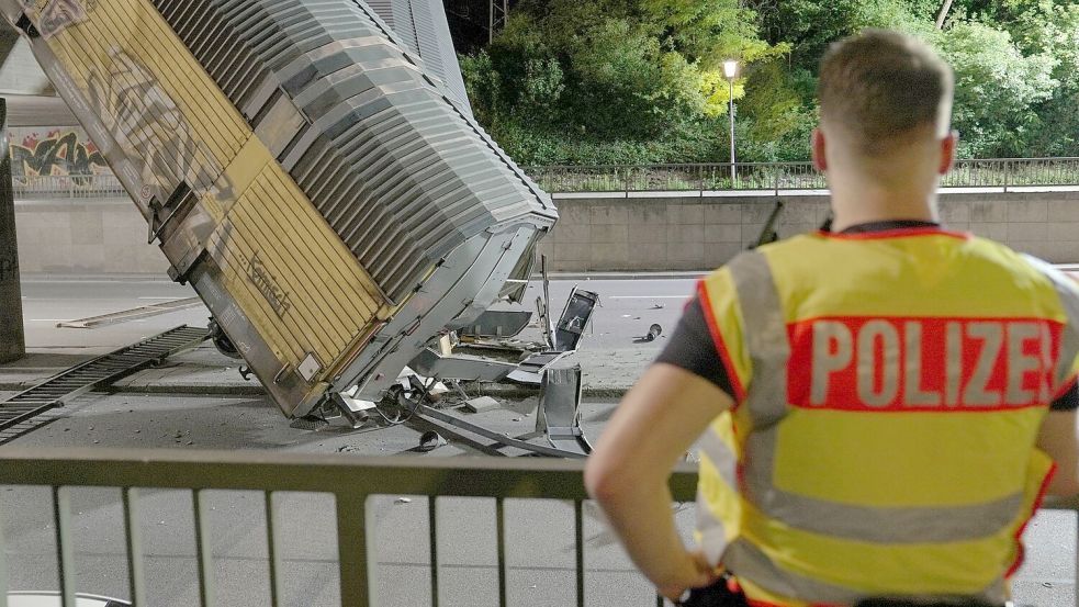 Die Polizei ermittelt zur Ursache. Foto: Ehsan Monajati/dpa