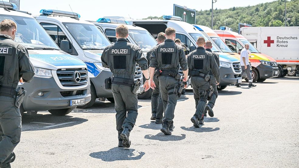 Die Polizei ist im Einsatz. Foto: Jason Tschepljakow/dpa