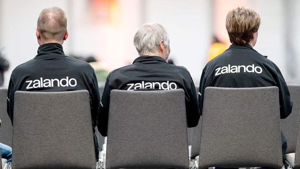 Über den Sozialplan bei Zalando in Erfurt wird nun in einer Einigungsstelle verhandelt. (Illustration). Foto: Jacob Schröter/dpa