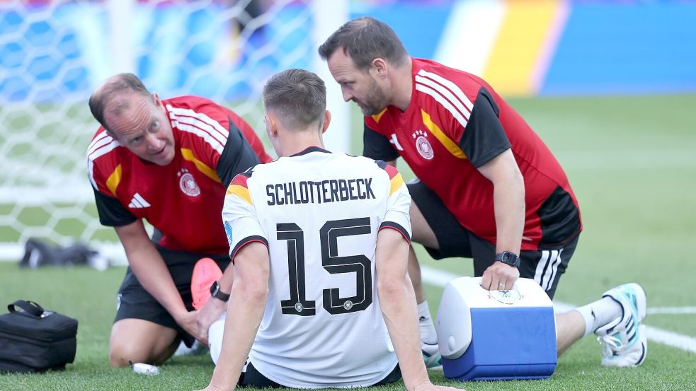 Wie schwer ist Nico Schlotterbeck (m) verletzt? Foto: Jan Woitas/dpa