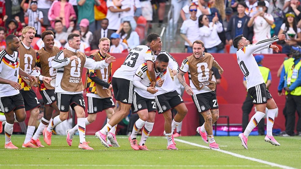 Die DFB-Elf bejubelte den deutschen Sieg. Foto: Tom Weller/dpa