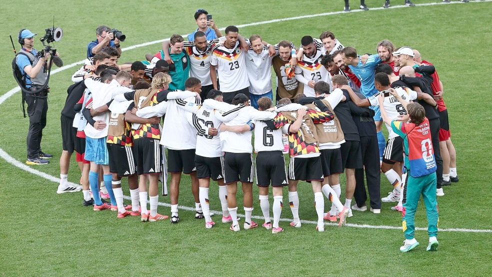 Die DFB-Elf kam zu einem Gewinnerkreis zusammen - ein starkes Symbol. Foto: Christian Charisius/dpa