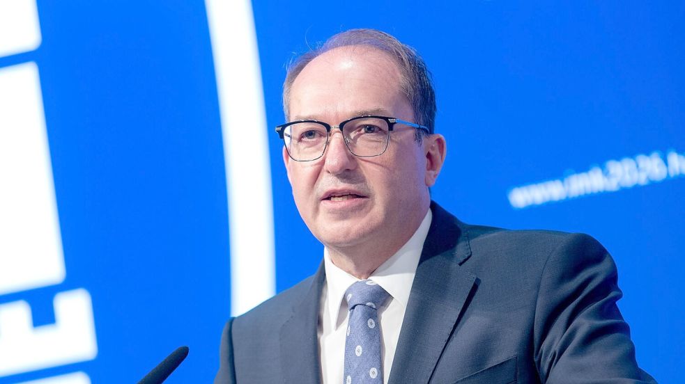 Bundesinnenminister Alexander Dobrindt (CSU) will deutlich mehr Abschiebungen nach Afghanistan. (Archivbild) Foto: Daniel Bockwoldt