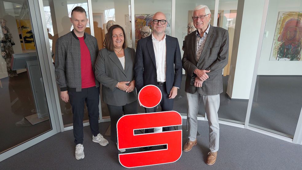 Sie haben wieder ein abwechslungsreiches Programm zusammengestellt: Der Gründer der Wissenschaftstage Josef Antony (rechts) mit Patrick Arians (links) von der Auricher BBS 2 und Claudia Groen vom Gynmasium Ulricianum sowie der Vorstandsvorsitzende des Hauptsponsors der Sparkasse Aurich-Norden Oliver Löseke. Foto: Werner Jürgens