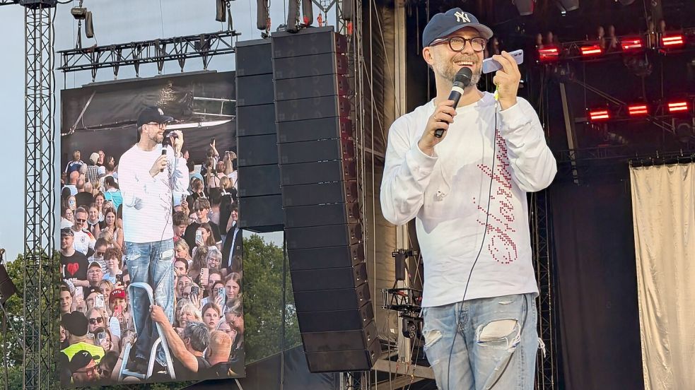 Mark Forster am Telefon. Foto: Werner Jürgens