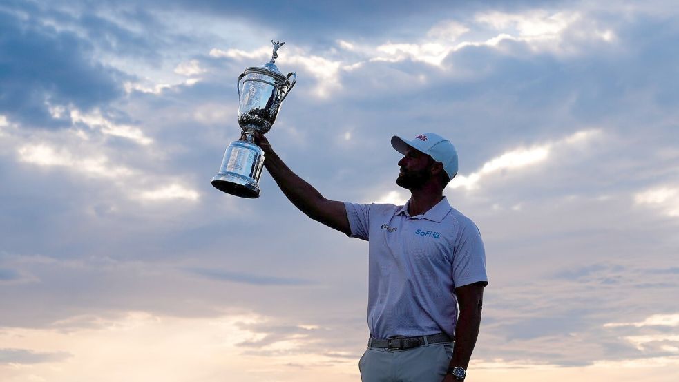 Wyndham Clark präsentiert stolz die Trophäe. Foto: Seth Wenig
