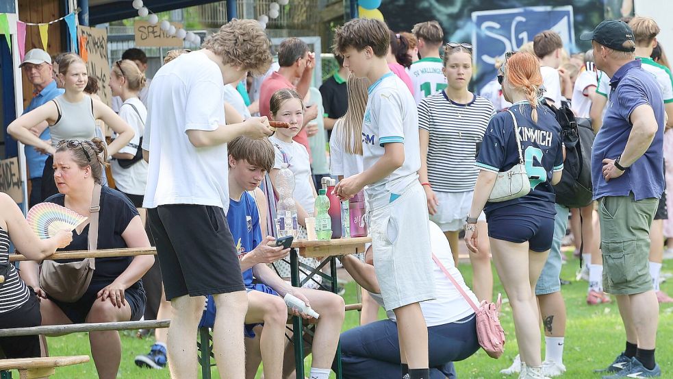 Viele Menschen kamen am Sonnabend zur Sportplatz in Egels, um den Benefiz-Kick zu unterstützen. Foto: Wilfried Gronewold