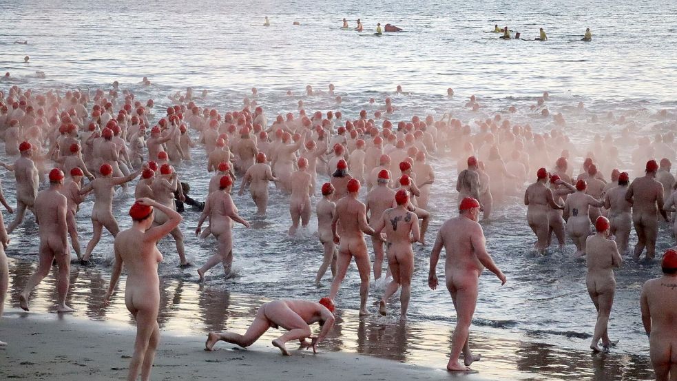 Etwa 3.000 Menschen stürzten sich splitterfasernackt in die Fluten. Foto: Ethan James