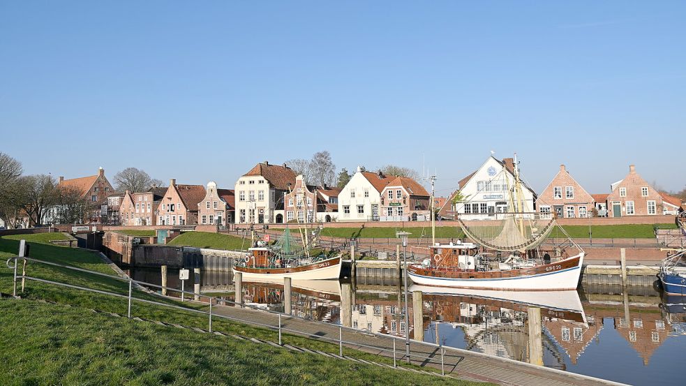 Sommer in Greetsiel: Hotels und Ferienwohnungen im Fischerdorf sind gefragt. Foto: Heinz Wagenaar/Archiv