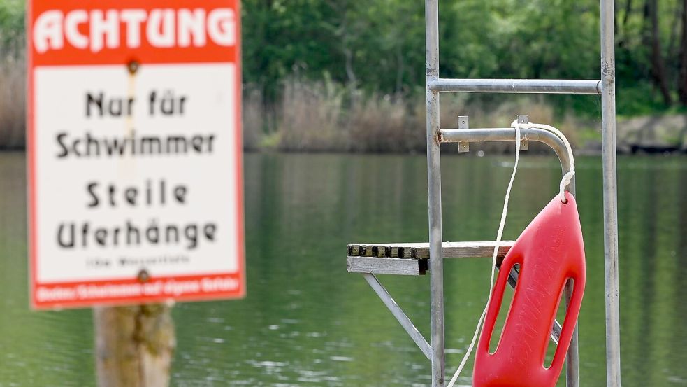 Am Wochenende musste im Heidebad ein Kleinkind gerettet werden. (Archivbild) Foto: Heiko Rebsch/dpa