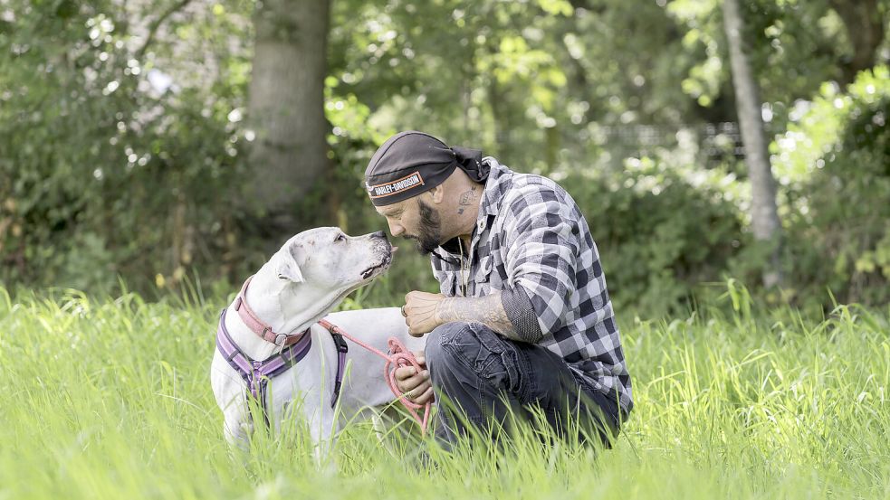 Die Hündin Xenia mit ihrem neuen Adoptanten. Foto: Neele Kaufmann
