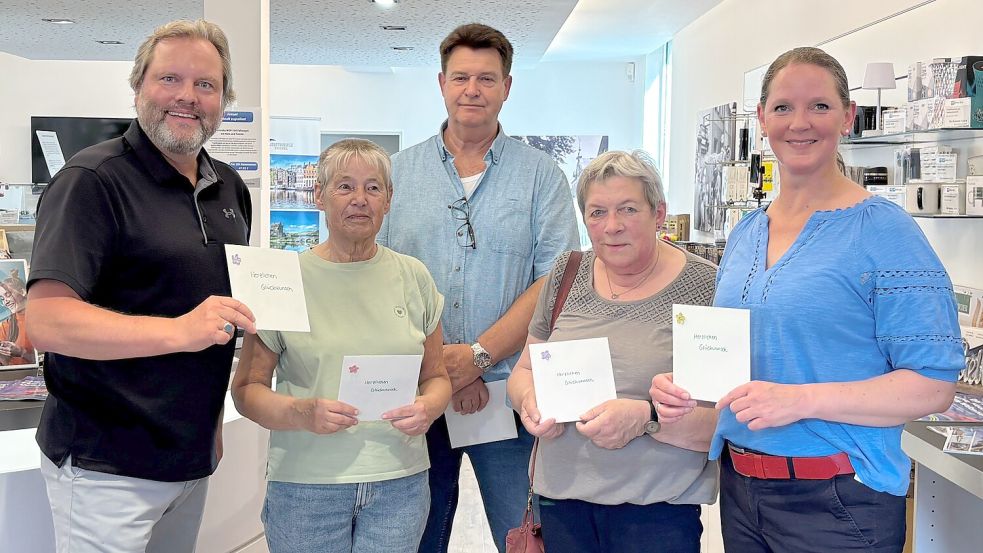 Glückliche Gewinner: Gunda Rosenboom (Stadtmarketing Aurich) und Udo Hippen (ON-Verlagsleiter) rahmen die Gewinner des Auricher Stadtgutscheins ein. Es freuen sich Karin Ehmen, Dieter Buskohl und Doris Scheller (von links). Auf dem Foto fehlen Andy Jeron und Reinhard Uphoff. Foto: Ariana Petersen