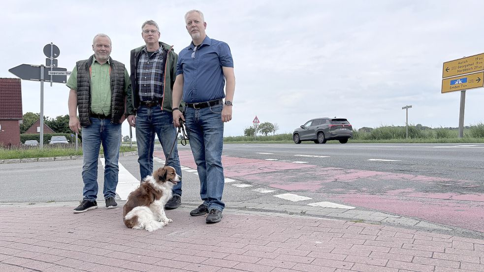 Bürgermeister Uwe Redenius (von links) und die beiden Anwohner Frank Schoneboom und Jens Mudder fordern eine Verkehrsberuhigung in Loppersum. Foto: Hannah Weiden