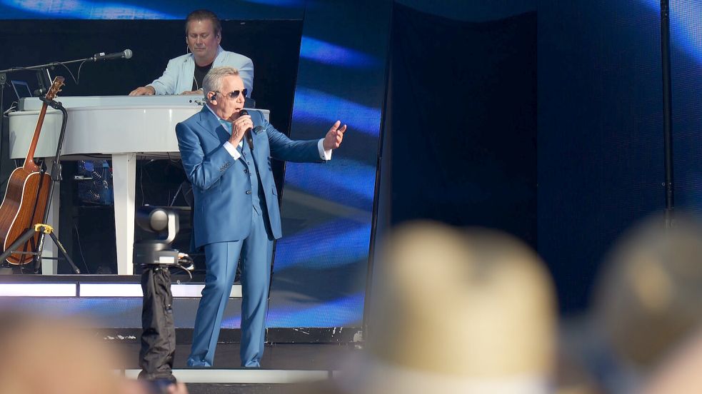 Gewohnt gentlemanlike in schickem blauen Anzug präsentierte sich Roland Kaiser seinen Fans beim Open-Air-Konzert in Tannenhausen. Foto: Werner Jürgens