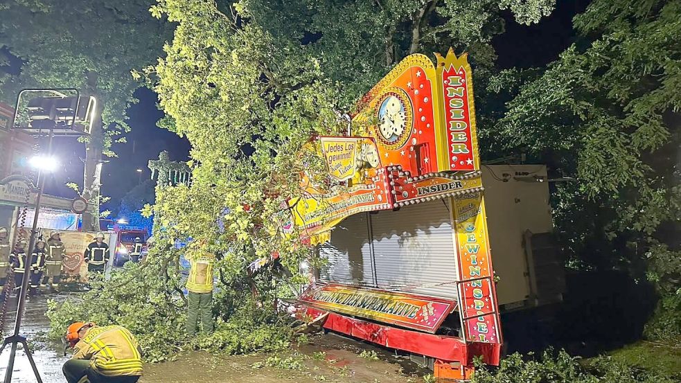 Mitten im Unwetter begrub die Eiche die Losbude der Schaustellerfamilie Heine unter sich. Foto: privat