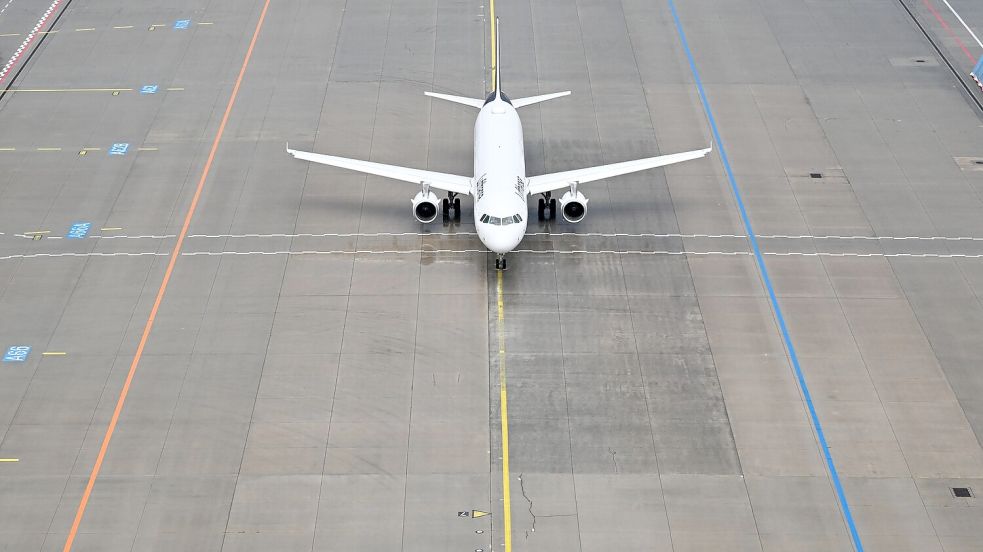 Das Flugzeug stand mehr als eine Stunde nach dem ursprünglich geplanten Abflug noch auf dem Vorfeld des Flughafens. (Symbolbild) Foto: Arne Dedert