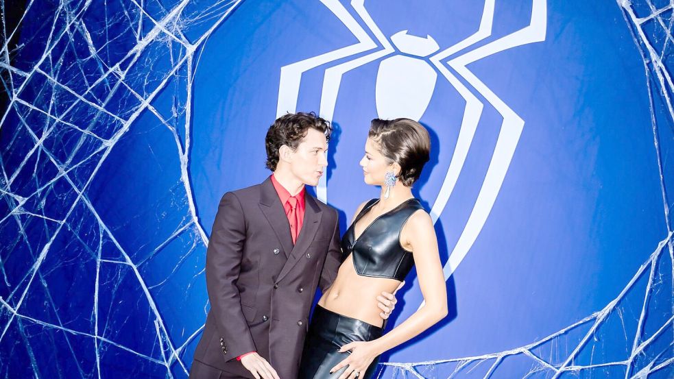 Tom Holland und Zendaya zeigten sich vor Tausenden Fans in Berlin. Foto: Christoph Soeder/dpa