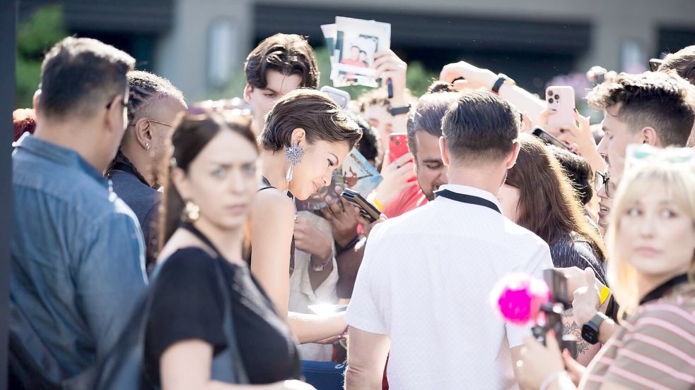 Zendaya nahm sich Zeit für ihre Fans. Foto: Christoph Soeder/dpa