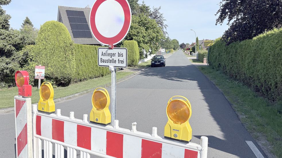 Die Sperrschilder wurden bereits aufgebaut am Moordorfer Ritzweg, hier an der Einmündung zur Bundesstraße. Foto: Aiko Recke