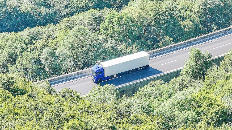 Der Lastwagen mit entzündlichem Gefahrgut steht auf der Autobahn 8 in Fahrtrichtung München. Foto: Jason Tschepljakow/dpa