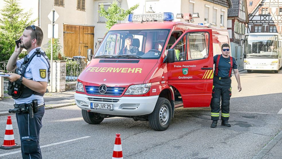 Wegen des havarierten Lastwagens mit Gefahrgut helfen hunderte Einsatzkräfte. Foto: Jason Tschepljakow/dpa